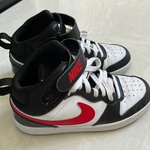 Boys Nike shoes size 4.5Y